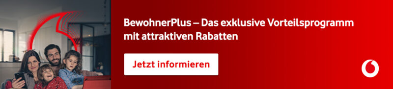 Ein Werbebanner von Vodafone mit rotem Hintergrund. Auf der linken Seite ist eine glückliche vierköpfige Familie auf einem Sofa zu sehen. Über ihnen schwebt ein stilisiertes Vodafone-Logo-Element. Auf der rechten Seite steht der Text: „BewohnerPlus – Das exklusive Vorteilsprogramm mit attraktiven Rabatten“. Darunter befindet sich ein weißer Button mit der Aufschrift „Jetzt informieren“. Unten rechts ist das runde Vodafone-Logo abgebildet.