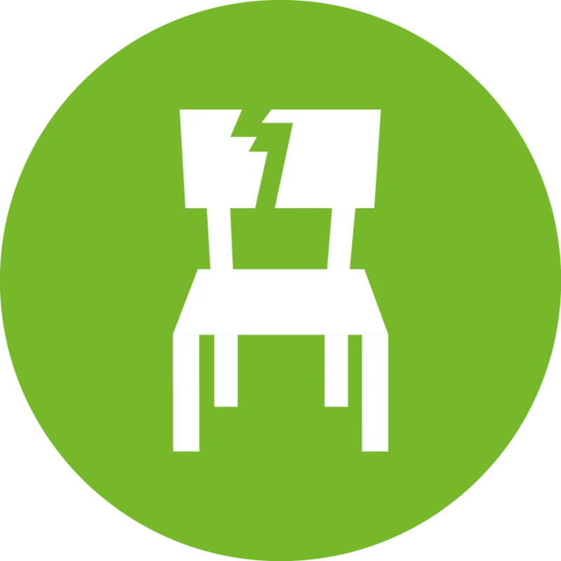 Weißes Piktogramm eines beschädigten Stuhls mit gebrochener Rückenlehne, dargestellt auf einem runden, grünen Hintergrund. Das Icon steht sinnbildlich für Reparaturbedarf und symbolsiert hier den Sperrmüll.