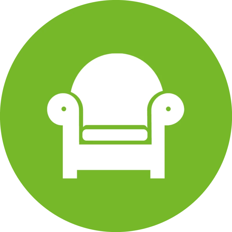 Weißes Piktogramm eines gemütlichen Sessels mit Armlehnen, dargestellt auf einem runden, grünen Hintergrund. Das Icon symbolisiert Wohnen, Komfort, Entspannung und hier den Wohnungswechsel.